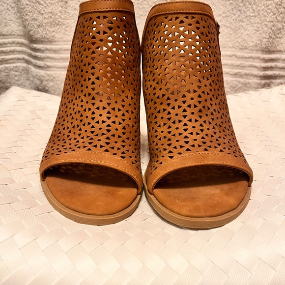 Target Tan Heels with Laser-Cut Design - Picture 2 of 2